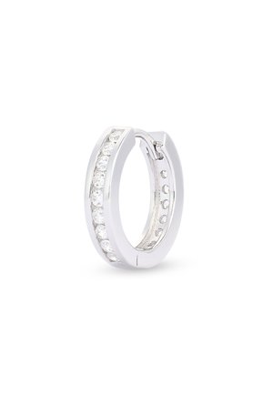 Hopeinen renkorengas, jonka ulkoreunassa on riveissä kirkkaat pyöreät jalokivet, varustettuna saranoitetulla lukolla.