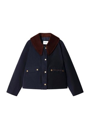 Marineblauwe jas met grote bruine kraag, gouden knopen aan de voorkant, twee voorzakken en het "Pepe Jeans" logo op de rechterzak.