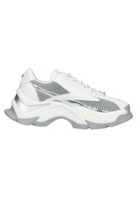 Sneaker atletica bianca con pannelli in mesh, dettagli argentati e suola grigia. Presenta punta rotonda, design con lacci e sovrapposizioni testurizzate.
