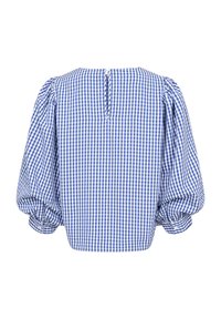 Blouse à carreaux bleus et blancs avec manches longues bouffantes et une petite ouverture en forme de trou de serrure au niveau de l'encolure arrière.