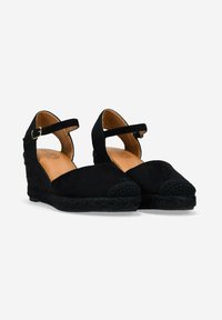 Sandali wedge in suede nero con una piattaforma in giuta intrecciata, design a punta chiusa, cinturino alla caviglia con fibbia e soletta in pelle liscia.