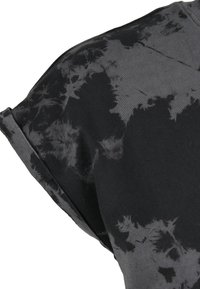 Crna majica kratkih rukava s tie-dye uzorkom u različitim nijansama sive. Mekani materijal s preklopljenim rubovima rukava i suptilnim detaljima teksture.