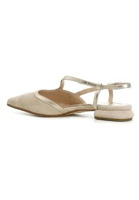 Zapato slingback de ante beige con punta afilada, detalles metálicos en la correa y un tacón bajo de bloque. Textura suave y diseño limpio.