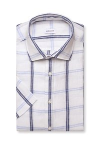 Chemise blanche en lin à manches courtes avec un motif à carreaux bleu et marine, boutonnée à l'avant avec un col classique, pliée soigneusement.