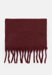 Burgundyröd scarf i mjukt tyg, med rektangulär form och långa, fransade kanter för extra textur.