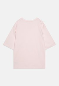 Lys rosa bomulls t-skjorte med avslappet passform, korte ermer og rund hals. Glatt tekstur med et enkelt, u dekorert design.