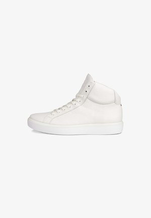 Biały skórzany sneaker za kostkę z sznurowadłami, teksturowaną powierzchnią i płaską gumową podeszwą, pokazany z profilu na białym tle.