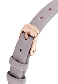 Correa de reloj de cuero gris con una textura suave, que presenta una hebilla y un pasador metálicos en oro rosa, con agujeros espaciados uniformemente para el ajuste.