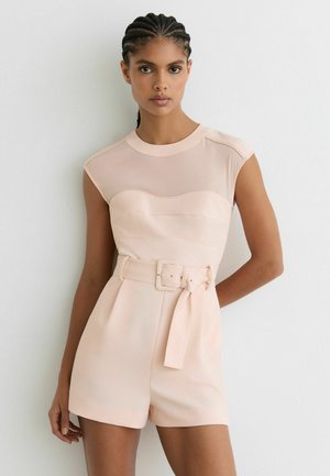 Kurzärmelig, rosafarbenes Overall mit tailliertem Oberteil, herzförmigem Ausschnitt, tailliertem Gürtel und glatter Stoffstruktur.