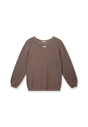 Maglione a manica lunga marrone a coste con scollo tondo e piccolo logo bianco al centro del petto su sfondo bianco.