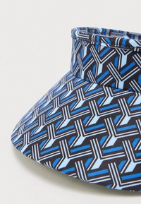 Melna sejas aizsarga cepure ar ģeometrisku rakstu, kurā ir zilas un gaiši zilas akcentētas detaļas. Izgatavota no auduma, tai ir plata malka un strukturēta lenta.