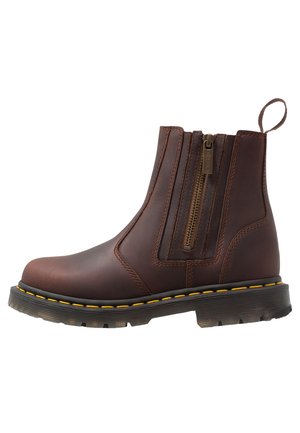 Bottine en cuir marron avec des fermetures à double zip, des accents de coutures jaunes, et une semelle en caoutchouc noire avec un motif texturé.