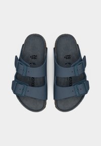 Μπλε vegan σανδάλια με δύο ρυθμιζόμενες αγκράφες, υφή στην επιφάνεια, γκρι πέλμα που μοιάζει με σουέτ, σχηματισμένη για άνεση, επίπεδη σόλα.