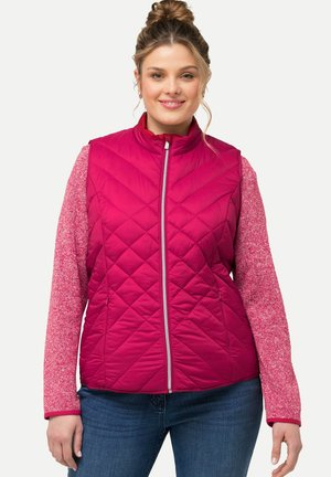 Gilet matelassé fuchsia avec col haut, fermeture éclair sur le devant et manches texturées roses ; il présente un design ajusté et un look sportif.