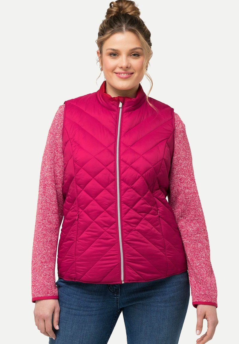 Fuchsia gesteppte Weste mit hohem Kragen, Reißverschluss vorne und strukturierten pinken Ärmeln; verfügt über ein figurbetontes Design und einen sportlichen Look.