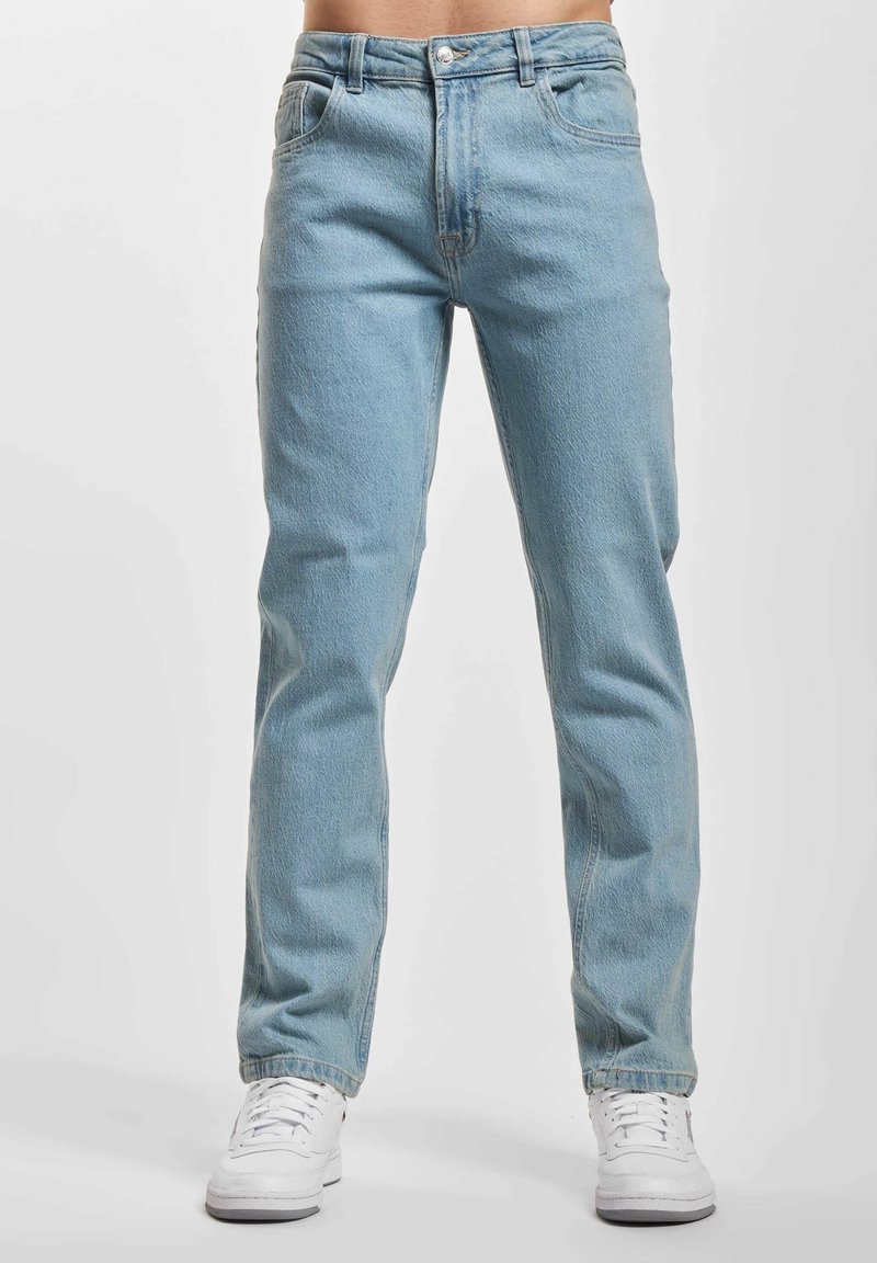 Lyseblå denimjeans med rett ben, fem lommer og knappelukking. Avsluttet med en lett falmet tekstur.