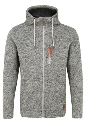 Sudadera gris con cremallera en un material tejido y texturizado. Presenta una capucha con cordón, cremallera blanca en contraste y un detalle de cuero en el dobladillo.