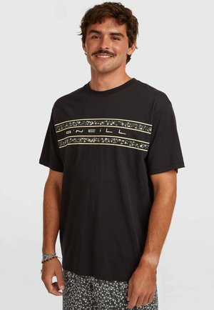 Camiseta de algodón negra con cuello redondo, que presenta una franja horizontal floral y con logo en colores claros a lo largo del pecho.