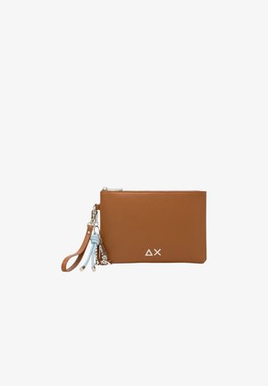 Clutch portamonete rettangolare marrone con cerniera argentata, nodo blu e ciondoli decorativi argentati, con logo geometrico bianco sul davanti.
