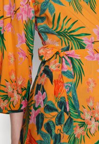 ONLY ONLTROPICA WRAP MIDI DRESS  - Φόρεμα ημέρας - flame orange canary