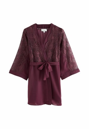 Bordeaux kimono-stijl gewaad met bloemige kantdetails op de mouwen, strikriem in de taille en een gladde stoftextuur. Heeft driekwart mouwen.