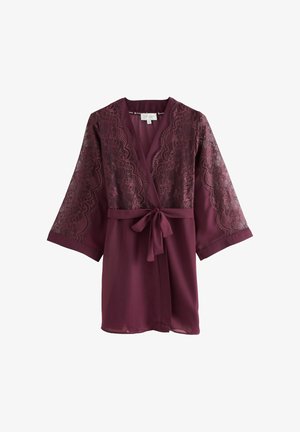 Bordowy szlafrok w stylu kimona z koronkowymi detalami na rękawach, związywany w talii i gładką fakturą materiału. Posiada rękawy sięgające do łokci.
