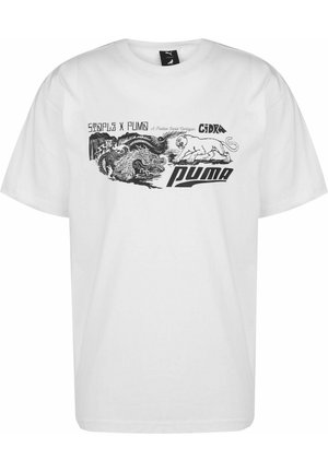 Fehér pamut póló, fekete grafikai nyomattal sárkány és állat mintákkal, a "Staple X Puma" felirattal és logókkal kiemelkedő helyen.