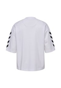 Fehér rövid ujjú póló hátulról, fekete átlós csíkokkal mindkét ujján.