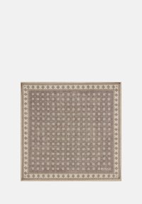 Tapis brun à motif comportant un design en grille avec de petits carrés et diamants, bordé de crème. Le matériau semble tissé avec des détails texturés.
