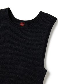 Top in maglia nera a coste con scollatura tonda e ampie aperture per le braccia, realizzato in materiale testurizzato con una leggera lucentezza. Etichetta del marchio rossa visibile.