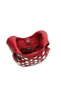 Rote Lederhandtasche mit großen, runden Nieten, weicher Textur, gerafftem oberen Teil und einem Innenfach mit Reißverschluss. Das Markenetikett innen trägt die Aufschrift "MISAKO."
