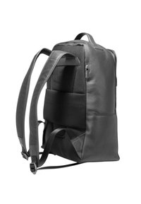 Sort læderrygsæk med netpanel på siden, polstrede stropper og en sikker lynlås. Har en struktureret form og robuste detaljer.