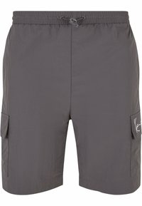 Shorts cargo gris en tissu léger et texturé. Caractéristiques : taille élastique avec cordon de serrage et poches latérales. Détail du logo sur la poche.