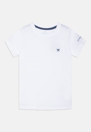 Hvid T-shirt med korte ærmer med lille navy-logo med krydsede årer på brystet og navy tekst "HACKETT" på venstre ærme.