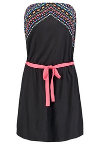 Robe noire sans bretelles avec un motif géométrique multicolore en haut, dotée d'une ceinture rose nouée à la taille et d'une coupe décontractée.
