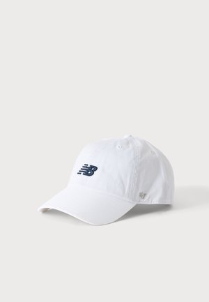Weißes Baseballcap mit schwarzem New Balance-Logo vorne und kleinem "47"-Logo an der Seite, gezeigt auf einem schlichten hellen Hintergrund.