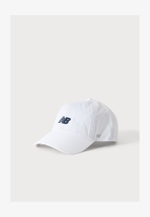 Weißes Baseballcap mit schwarzem New Balance-Logo vorne und kleinem "47"-Logo an der Seite, gezeigt auf einem schlichten hellen Hintergrund.