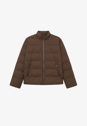 Braune gepolsterte Jacke mit Stehkragen, Frontreißverschluss und zwei Seitentaschen. Das Material wirkt glatt mit einer subtilen Textur.