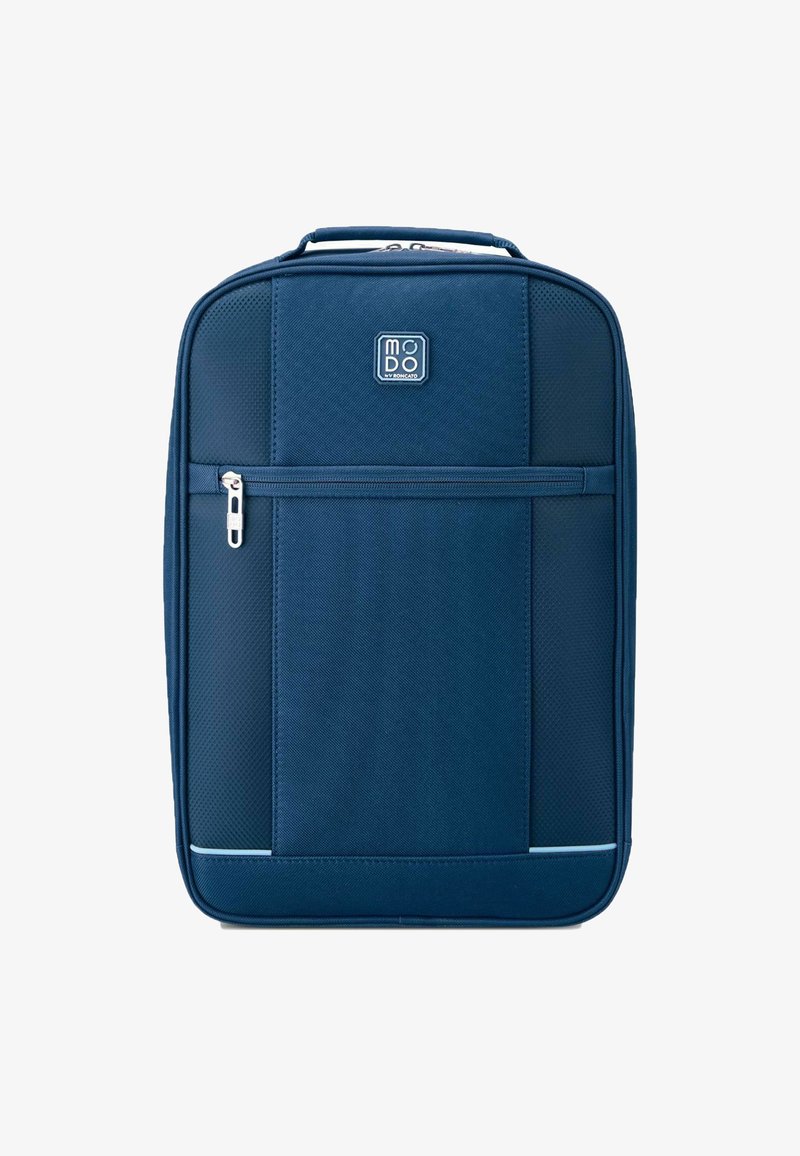 Mochila azul marino hecha de tela texturizada, con un bolsillo delantero con cremallera, asa en la parte superior y un logotipo en la parte frontal. Forma rectangular.