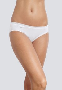 Slip bikini bianchi in cotone con delicata rifinitura in pizzo, caratterizzati da una texture liscia e un piccolo etichetta con il logo sulla parte sinistra anteriore.