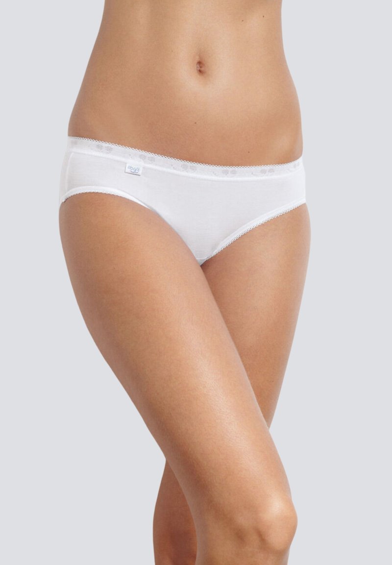 Slip bikini bianchi in cotone con delicata rifinitura in pizzo, caratterizzati da una texture liscia e un piccolo etichetta con il logo sulla parte sinistra anteriore.