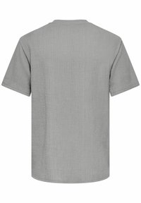 T-shirt tricoté à manches courtes gris clair uni avec une texture gaufrée, vu de dos.