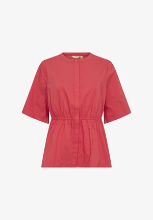 Crvena bluzica kratkih rukava od laganog materijala, koja ima okrugli izrez, nabranu struk i dugme za zatvaranje sprijeda.