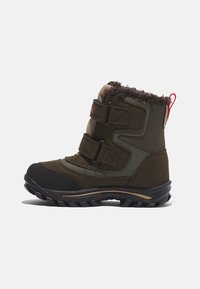 Botte d'hiver pour enfants en vert foncé et noir, avec bordure duveteuse, deux brides Velcro, et une semelle en caoutchouc texturée pour une meilleure adhérence.