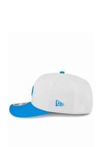 Casquette de baseball blanche avec un bord et un bouton supérieur bleu vif, dotée de côtés perforés et d'un petit logo bleu sur le panneau latéral.