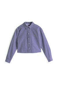 Camisa recortada con rayas verticales azul y blancas, cuello abotonado, mangas largas y pequeño logo bordado en el pecho.