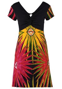 Robe noire à manches courtes avec devant torsadé, présentant de grands motifs éclatants de jaune, rouge et vert en forme d'explosion solaire sur la jupe et les manches.