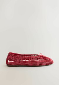 Chaussure plate tissée rouge avec un design en treillis ouvert et un petit nœud décoratif sur le dessus, présentée sur un fond neutre.