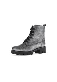Bottines en métal gris avec une finition texturée, dotées de lacets noirs, d'un bout rond et d'une semelle épaisse et à motifs.