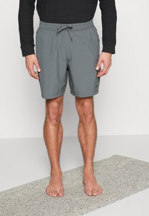 Miesten harmaat uimashortsit, joissa on joustava vyötärönauha kiristysnauhalla, sileä kangas ja sivutaskut. Ei näkyviä logoja tai kuvioita.